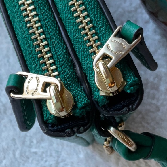 💚 COACH DOUBLE CORNER ZIP WRISTLET 💚 - Picture 12 of 16